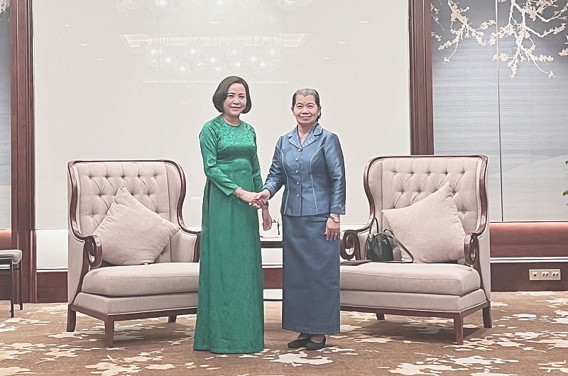 ប្រធានសមាគមមិត្តភាពវៀតណាម-កម្ពុជា លោកស្រី Nguyen Thi Thanh ទទួលជួបប្រធានសមាគមមិត្តភាពកម្ពុជា-វៀតណាម លោកជំទាវ ម៉ែន សំអន នៅខែមិថុនា ឆ្នាំ២០២២