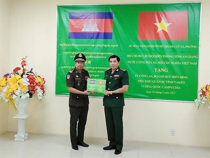 លោកវរសេនីយ៍ឯក Tran Quoc Khanh (ខាងស្តាំ) ប្រគល់ថវិកាជូនតំណាងតំបន់ប្រតិបត្តិការសឹករងតាកែវ (រូបថត៖ bienphong.com.vn) លោកវរសេនីយ៍ឯក Tran Quoc Khanh (ខាងស្តាំ) ប្រគល់ថវិកាជូនតំណាងតំបន់ប្រតិបត្តិការសឹករងតាកែវ (រូបថត៖ bienphong.com.vn)