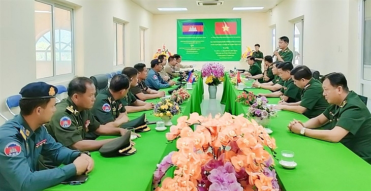បញ្ជាការដ្ឋានកងទ័ពការពារព្រំដែនខេត្ត An Giang និងអង្គភាពមិត្ត ផ្លាស់ប្តូរស្ថានភាពនៃការអនុវត្តភារកិច្ច (រូបថត៖ bienphong.com.vn) បញ្ជាការដ្ឋានកងទ័ពការពារព្រំដែនខេត្ត An Giang និងអង្គភាពមិត្ត ផ្លាស់ប្តូរស្ថានភាពនៃការអនុវត្តភារកិច្ច (រូបថត៖ bienphong.com.vn)