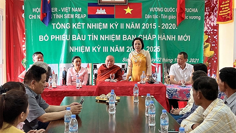លោកស្រី Nguyen Thi Thanh សមាជិកគណៈកម្មាធិការមជ្ឈិមបក្ស ប្រធានសមាគមមិត្តភាពវៀតណាម-កម្ពុជា បំពេញទស្សនកិច្ចនៅសមាគមខ្មែរ-វៀតណាម នៅខេត្តសៀមរាប។ (រូបថត៖ daibieunhandan)