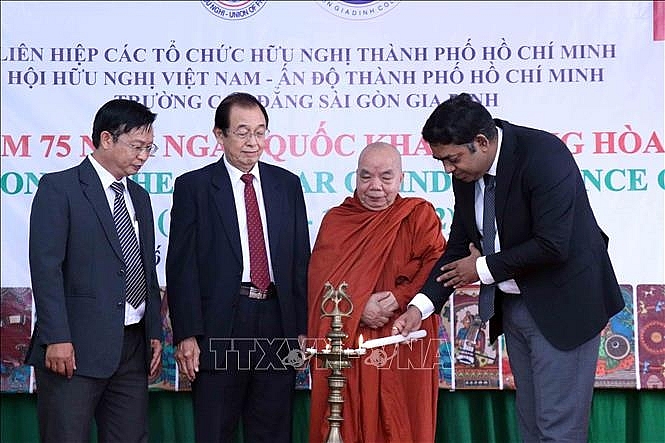 ប្រតិភូទាំងឡាយអនុវត្ដពិធីការដុតទៀនតាមប្រពៃណីក្នុងជំនួប ប្រតិភូទាំងឡាយអនុវត្ដពិធីការដុតទៀនតាមប្រពៃណីក្នុងជំនួប