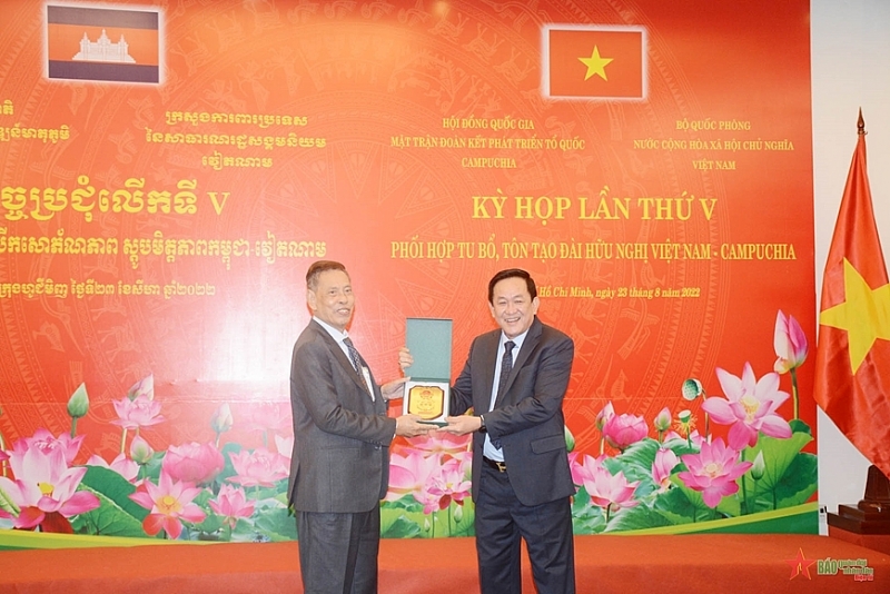 លោកឧត្តមសេនីយ៍ឯក Vo Minh Luong និង លោកញ៉ែម វ៉ាលី ផ្លាស់ប្តូរអនុស្សរណៈនៃកិច្ចសហប្រតិបត្តិការ លោកឧត្តមសេនីយ៍ឯក Vo Minh Luong និង លោកញ៉ែម វ៉ាលី ផ្លាស់ប្តូរអនុស្សរណៈនៃកិច្ចសហប្រតិបត្តិការ