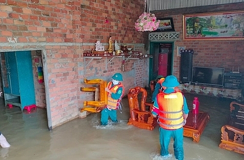វៀតណាម៖ កងកម្លាំងប្រដាប់អាវុធខេត្ត Dak Nong ជួយប្រជាជននៅតំបន់ទឹកជំនន់ វៀតណាម៖ កងកម្លាំងប្រដាប់អាវុធខេត្ត Dak Nong ជួយប្រជាជននៅតំបន់ទឹកជំនន់