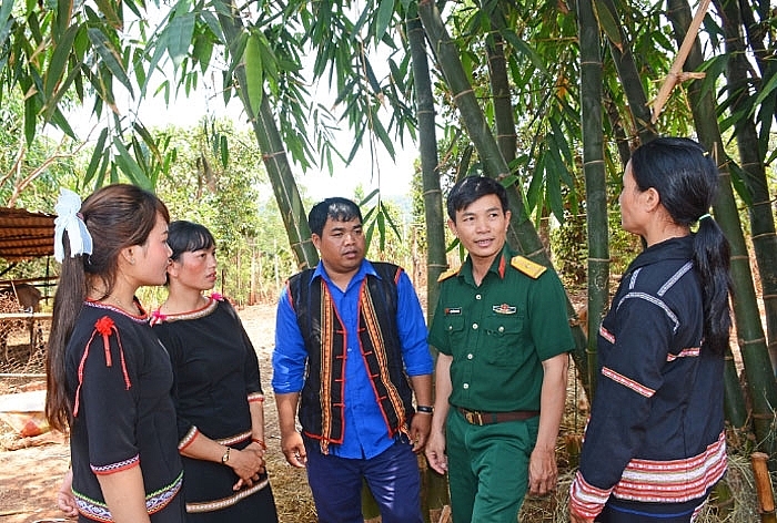 បន្ទាប់ពីរៀនភាសា Gia Rai លោកវរសេនីយ៍ត្រី Nguyen Van Huong អាចសំណេះសំណាលជាមួយកម្មករនិងប្រជាជនបានងាយស្រួល