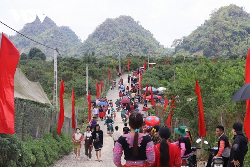 ខេត្ត​ Moc Chau (វៀតណាម) ឆ្ពោះទៅរកទីក្រុងបៃតង ដែលជាគោលដៅទេសចរណ៍ជាតិ
