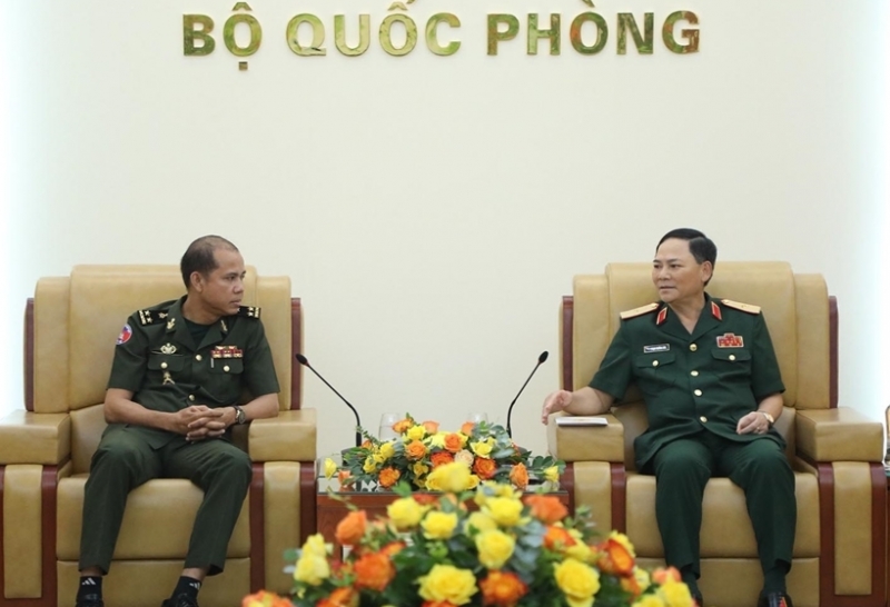 លោកឧត្តមសេនីយ៍ត្រី Pham Truong Son និងលោកឧត្តមសេនីយ៍ទោ នឹម បាឡែន នាយកទីចាត់ការកលយុទ្ធនៅកិច្ចប្រជុំ លោកឧត្តមសេនីយ៍ត្រី Pham Truong Son និងលោកឧត្តមសេនីយ៍ទោ នឹម បាឡែន នាយកទីចាត់ការកលយុទ្ធនៅកិច្ចប្រជុំ