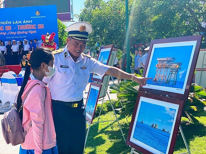 វៀតណាម៖ ពិព័រណ៍រូបថត «ប្រជុំកោះHoang Sa - Truong Sa ក្នុងក្រអៅបេះដូងរបស់ប្រជាជនខេត្ត Quang Ngai» វៀតណាម៖ ពិព័រណ៍រូបថត «ប្រជុំកោះHoang Sa - Truong Sa ក្នុងក្រអៅបេះដូងរបស់ប្រជាជន» នៅ ខេត្ត Quang Ngai