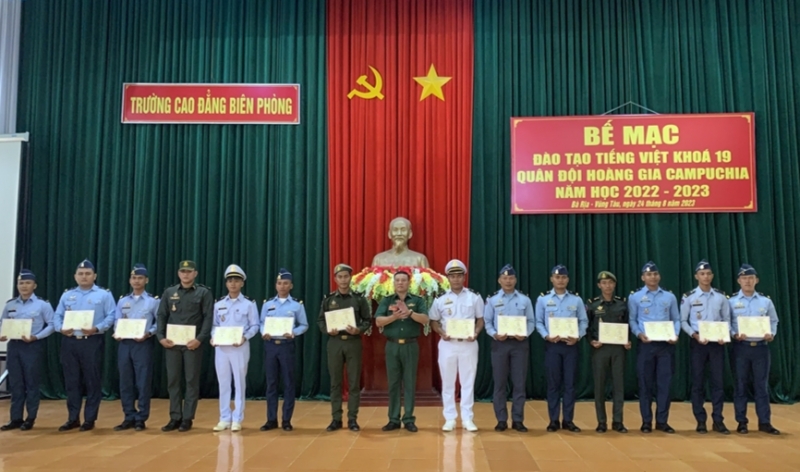 លោកវរសេនីយ៍ឯក Nguyen Xuan Toan ប្រគល់វិញ្ញាបនបត្របញ្ចប់វគ្គសិក្សាដល់សិក្ខាកាម លោកវរសេនីយ៍ឯក Nguyen Xuan Toan ប្រគល់វិញ្ញាបនបត្របញ្ចប់វគ្គសិក្សាដល់សិក្ខាកាម
