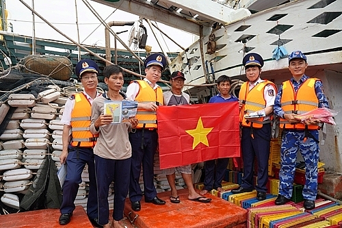 វៀតណាម៖ កងឆ្មាំសមុទ្ររួមដំណើរជាមួយអ្នកនេសាទ វៀតណាម៖ កងឆ្មាំសមុទ្ររួមដំណើរជាមួយអ្នកនេសាទ