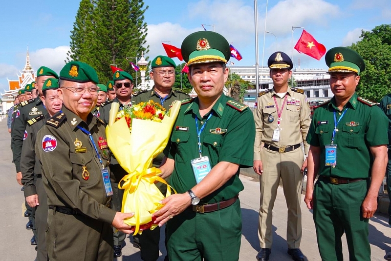 កម្មវិធីជួបប្រាស្រ័យនាយទាហានវ័យក្មេងនៃកងទ័ពការពារព្រំដែនវៀតណាម ជាមួយនាយទាហានវ័យក្មេងនៃកងទ័ពជើងគោក និងកងរាជអាវុធហត្ថ នៃកងយោធពលខេមរភូមិន្ទ កម្មវិធីជួបប្រាស្រ័យនាយទាហានវ័យក្មេងនៃកងទ័ពការពារព្រំដែនវៀតណាម ជាមួយនាយទាហានវ័យក្មេងនៃកងទ័ពជើងគោក និងកងរាជអាវុធហត្ថ នៃកងយោធពលខេមរភូមិន្ទ