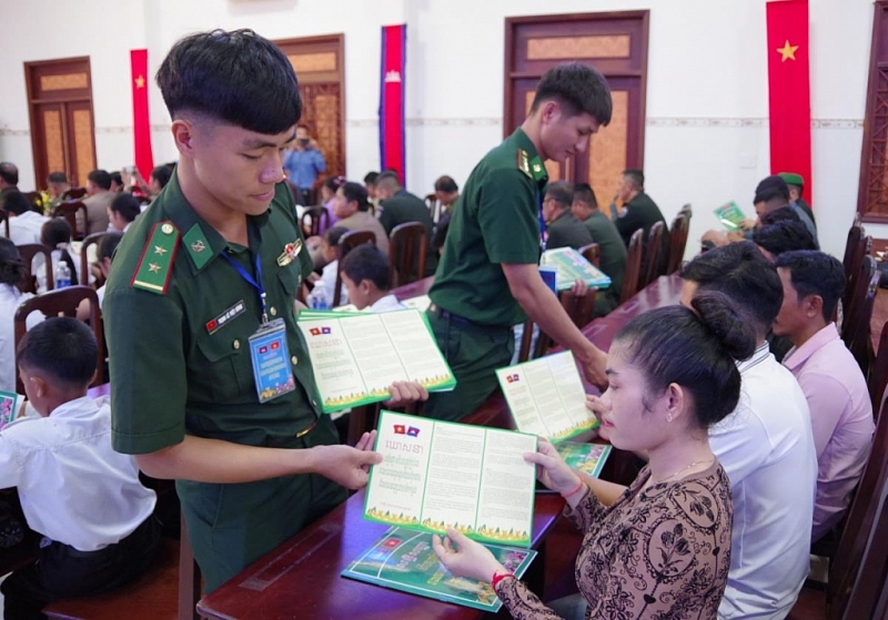 កម្មវិធីជួបប្រាស្រ័យនាយទាហានវ័យក្មេងនៃកងទ័ពការពារព្រំដែនវៀតណាម ជាមួយនាយទាហានវ័យក្មេងនៃកងទ័ពជើងគោក និងកងរាជអាវុធហត្ថ នៃកងយោធពលខេមរភូមិន្ទ កម្មវិធីជួបប្រាស្រ័យនាយទាហានវ័យក្មេងនៃកងទ័ពការពារព្រំដែនវៀតណាម ជាមួយនាយទាហានវ័យក្មេងនៃកងទ័ពជើងគោក និងកងរាជអាវុធហត្ថ នៃកងយោធពលខេមរភូមិន្ទ