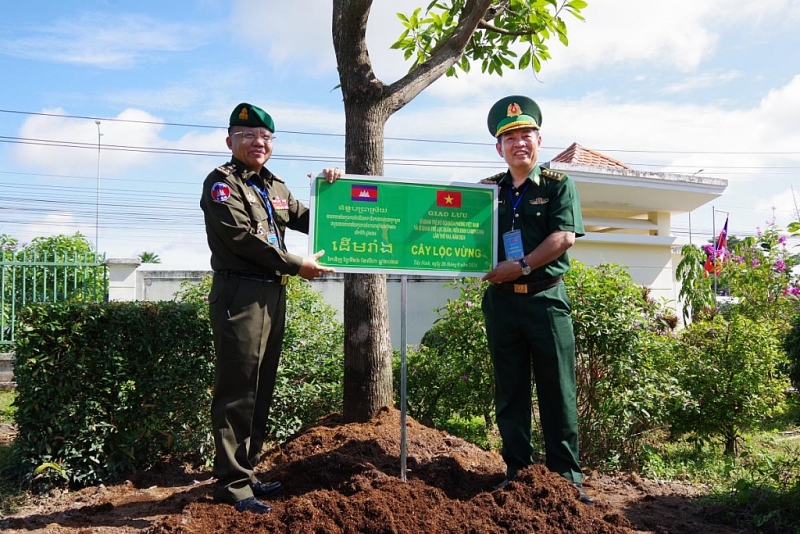 កម្មវិធីជួបប្រាស្រ័យនាយទាហានវ័យក្មេងនៃកងទ័ពការពារព្រំដែនវៀតណាម ជាមួយនាយទាហានវ័យក្មេងនៃកងទ័ពជើងគោក និងកងរាជអាវុធហត្ថ នៃកងយោធពលខេមរភូមិន្ទ កម្មវិធីជួបប្រាស្រ័យនាយទាហានវ័យក្មេងនៃកងទ័ពការពារព្រំដែនវៀតណាម ជាមួយនាយទាហានវ័យក្មេងនៃកងទ័ពជើងគោក និងកងរាជអាវុធហត្ថ នៃកងយោធពលខេមរភូមិន្ទ