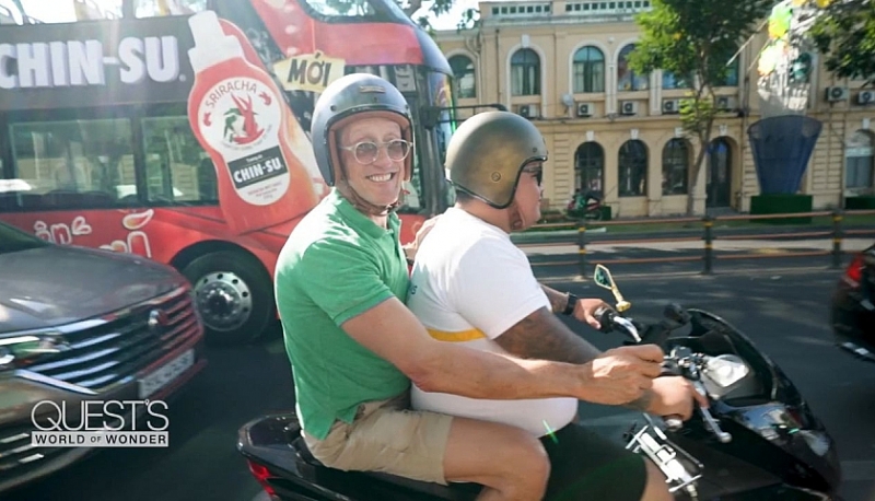 Richard Quest និងដៃគូ Joy Journeys (Po Tran) ក្នុងដំណើរទៅរុករកទីក្រុងហូជីមិញ។ រូបភាព៖ គណៈរៀបចំកម្មវិធី Richard Quest និងដៃគូ Joy Journeys (Po Tran) ក្នុងដំណើរទៅរុករកទីក្រុងហូជីមិញ។ រូបភាព៖ គណៈរៀបចំកម្មវិធី