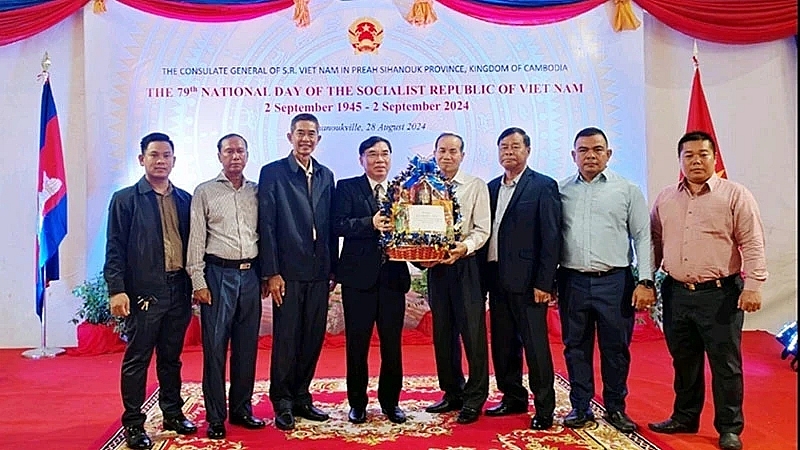 តំណាងស្ថាប័ន អង្គភាពនានា អបអរសាទរស្ថានអគ្គកុងស៊ុល ក្នុងឱកាសរំលឹកខួបលើកទី ៧៩ នៃទិវាបុណ្យឯករាជ្យជាតិវៀតណាម តំណាងស្ថាប័ន អង្គភាពនានា អបអរសាទរស្ថានអគ្គកុងស៊ុល ក្នុងឱកាសរំលឹកខួបលើកទី ៧៩ នៃទិវាបុណ្យឯករាជ្យជាតិវៀតណាម