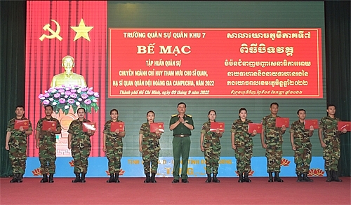 ថ្នាក់ដឹកនាំយោធភូមិភាគទី៧ ប្រគល់អំណោយដល់សិក្ខាកាមដែលមានស្នាដៃល្អៗ