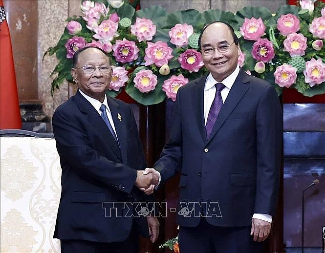 សម្តេចអគ្គមហាពញាចក្រី ហេង សំរិន ចូលសម្តែងការគួរសមជាមួយ ឯកឧត្ដម ង្វៀន សួនហ៊្វុក (Nguyen Xuan Phuc) ប្រធានរដ្ឋវៀតណាម។ (រូបថត៖ TTXVN)