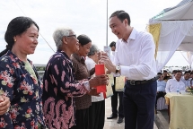 ប្រគល់ផ្ទះមហាសាមគ្គីនិងអំណោយជូនប្រជាជននៅតាមតំបន់ព្រំដែនវៀតណាម-កម្ពុជា