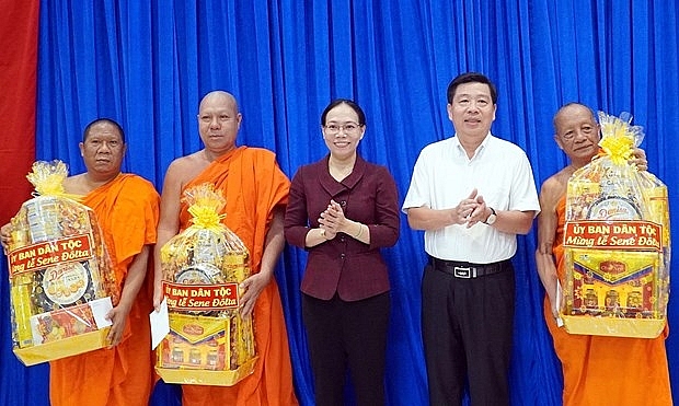 ថ្នាក់ដឹកនាំខេត្ត Tra Vinh និង Bac Lieu (វៀតណាម) ចុះសាកសួរសុខទុក្ខ ប្រគល់អំណោយ ជូនពរបុណ្យសែនដូនតាឆ្នាំ២០២២។ (រូបថត៖ TTXVN) ថ្នាក់ដឹកនាំខេត្ត Tra Vinh និង Bac Lieu (វៀតណាម) ចុះសាកសួរសុខទុក្ខ ប្រគល់អំណោយ ជូនពរបុណ្យសែនដូនតាឆ្នាំ២០២២។ (រូបថត៖ TTXVN)
