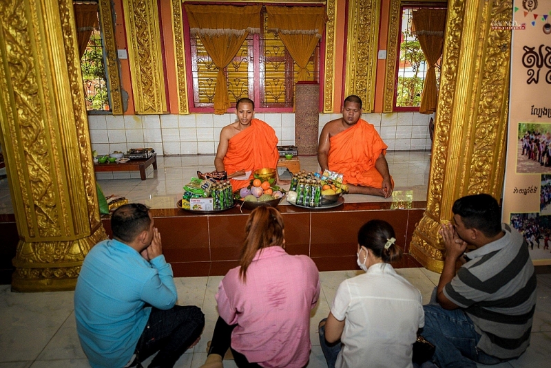 ជនរួម​ជាតិ​​ខ្មែរ​នៅ​ខេត្ត​ Tra Vinh ​រក្សា​សម្រស់​ប្រពៃណី​​ក្នុង​រដូវ​បុណ្យ សែន​ដូនតា
