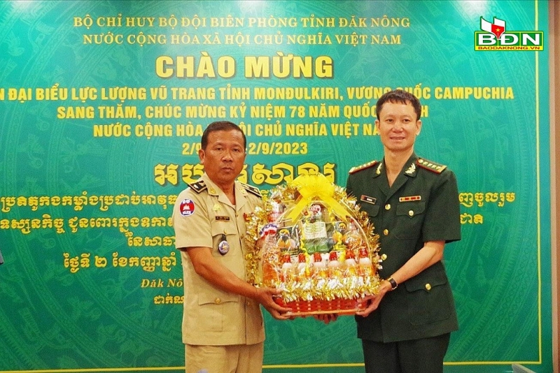 លោកឧត្តមសេនីយ៍ត្រី អ៊ន ប៊ុន្នីរិទ្ធី ប្រគល់អំណោយដល់កងទ័ពការពារព្រំដែនខេត្ត Dak Nong លោកឧត្តមសេនីយ៍ត្រី អ៊ន ប៊ុន្នីរិទ្ធី ប្រគល់អំណោយដល់កងទ័ពការពារព្រំដែនខេត្ត Dak Nong
