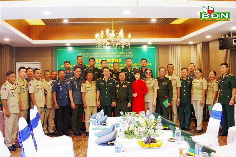 គណៈប្រតិភូកងកម្លាំងប្រដាប់អាវុធខេត្តមណ្ឌលគិរី និងបញ្ជាការដ្ឋានកងទ័ពការពារព្រំដែនខេត្ត Dak Nong ថតរូបទុកជាអនុស្សាវរីយ៍ គណៈប្រតិភូកងកម្លាំងប្រដាប់អាវុធខេត្តមណ្ឌលគិរី និងបញ្ជាការដ្ឋានកងទ័ពការពារព្រំដែនខេត្ត Dak Nong ថតរូបទុកជាអនុស្សាវរីយ៍