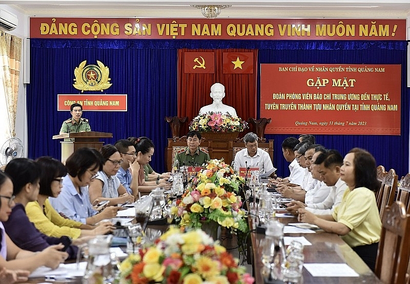កប.អនឡាញ - នាព្រឹកថ្ងៃទី ៣១ ខែកក្កដា គណៈកម្មាធិការដឹកនាំសិទ្ធិមនុស្សខេត្ត Quang Nam បានជួបប្រជុំជាមួយគណៈប្រតិភូអ្នកសារព័ត៌មានមជ្ឈិម ដើម្បីចុះមកជាក់ស្តែង និងផ្សព្វផ្សាយសមិទ្ធិផលសិទ្ធិមនុស្សនៅខេត្ត Quang Nam នាព្រឹកថ្ងៃទី ៣១ ខែកក្កដា។ រូបថត៖ ង្វៀន ហុង
