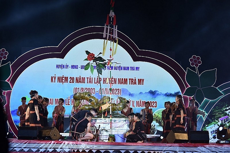រៀបចំពិធីបូជាយិនស៊ិន Ngoc Linh ឡើងវិញក្នុងពិធីបុណ្យ។ រូបថត៖ ង្វៀន ហុង
