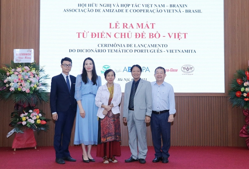 លោកស្រី Do Thi Thanh (ទីបីពីឆ្វេង)។ លោកស្រី Do Thi Thanh (ទីបីពីឆ្វេង)។