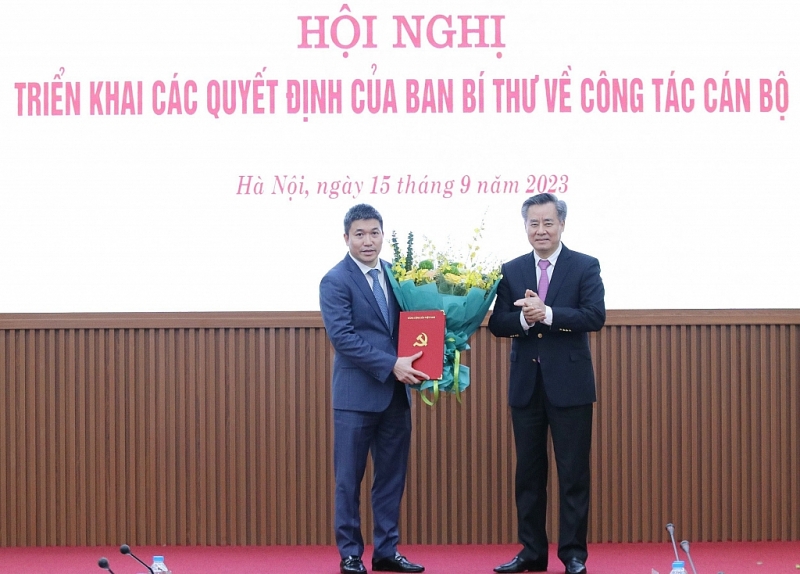 សមមិត្ត Nguyen Quang Duong អនុប្រធានគណៈកម្មាធិការរៀបចំមជ្ឈិមបានប្រគល់សេចក្តីសម្រេច និងជូនកម្រងផ្កាអបអរសាទរសមមិត្ត Phan Anh Son។ (រូបថត៖ Thu Ha) សមមិត្ត Nguyen Quang Duong អនុប្រធានគណៈកម្មាធិការរៀបចំមជ្ឈិមបានប្រគល់សេចក្តីសម្រេច និងជូនកម្រងផ្កាអបអរសាទរសមមិត្ត Phan Anh Son។ (រូបថត៖ Thu Ha)