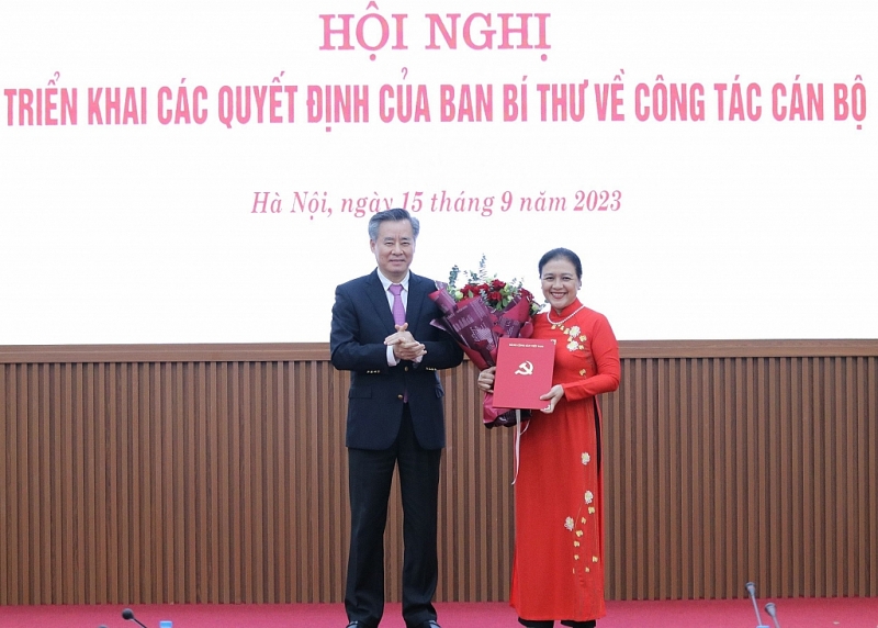 សមមិត្ត Nguyen Quang Duong អនុប្រធានគណៈកម្មាធិការរៀបចំមជ្ឈិម បានបង្ហាញសេចក្តីសម្រេច និងផ្តល់កម្រងផ្កាអបអរសាទរសមមិត្ត Nguyen Phuong Nga។ (រូបថត៖ Thu Ha) សមមិត្ត Nguyen Quang Duong អនុប្រធានគណៈកម្មាធិការរៀបចំមជ្ឈិម បានបង្ហាញសេចក្តីសម្រេច និងផ្តល់កម្រងផ្កាអបអរសាទរសមមិត្ត Nguyen Phuong Nga។ (រូបថត៖ Thu Ha)