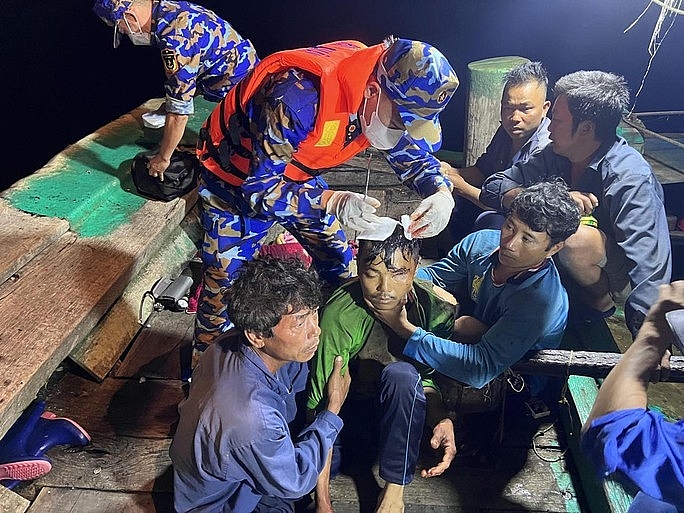 ក្រុមគ្រូពេទ្យយោធាសង្គ្រោះបថមអ្នកនេសាទ Nguyen Van Truc នៅលើនាវានេសាទ ក្រុមគ្រូពេទ្យយោធាសង្គ្រោះបថមអ្នកនេសាទ Nguyen Van Truc នៅលើនាវានេសាទ