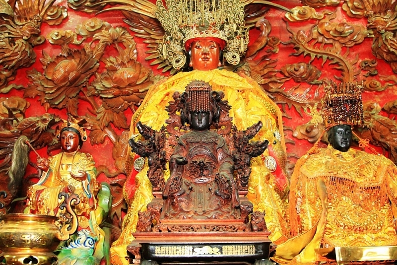 ពិធីដង្ហែរគ្រែស្នែងក្នុងក្របខ័ណ្ឌពិធីបុណ្យវត្ត Ba Thien Hau នៅខេត្ត Binh Duong