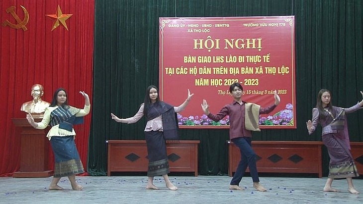 និស្សិតឡាវសម្ដែងសិល្បៈនៅក្នុងកម្មវិធីមួយ។