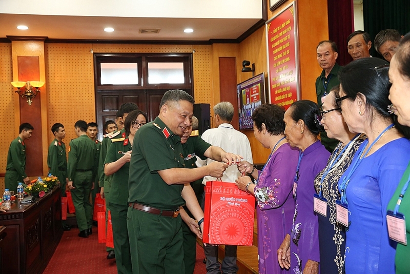 ក្រសួងការពារប្រទេសវៀតណាមជួបសំណេះសំណាល និងជូនអំណោយដល់អ្នកមានគុណបំណាច់ចំពោះបដិវត្តន៍ខេត្ត Kien Giang