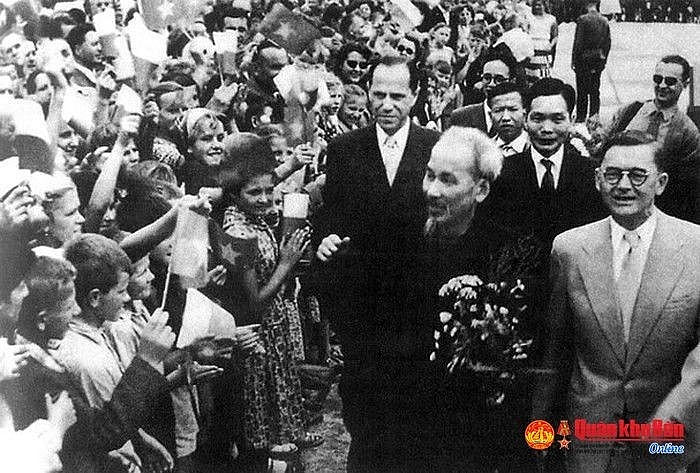 ប្រជាជនប៉ូឡូញបានស្វាគមន៍យ៉ាងកក់ក្តៅចំពោះលោកប្រធានហូជីមិញ និងគណៈប្រតិភូរដ្ឋាភិបាលនៃសាធារណៈរដ្ឋប្រជាធិបតេយ្យវៀតណាម ខែកក្កដា ឆ្នាំ១៩៥៧។ រូបថត៖ កាសែតយោធភូមិភាគទី៤។