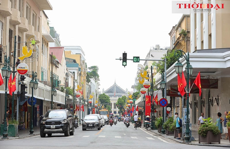 អបអរសាទរទិវាជាតិ៖ រាជធានីមានភាពស្រស់បំព្រងជាមួយនឹងទង់ជាតិ និងផ្កា