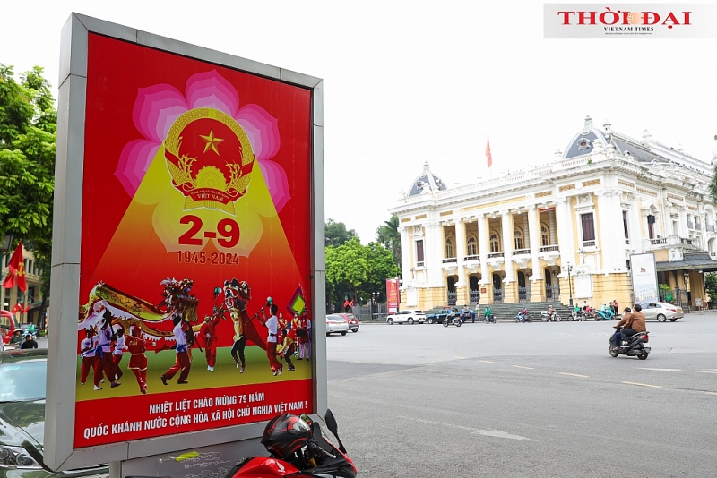អបអរសាទរទិវាជាតិ៖ រាជធានីមានភាពស្រស់បំព្រងជាមួយនឹងទង់ជាតិ និងផ្កា