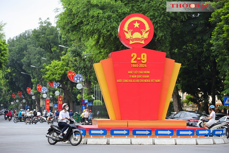 អបអរសាទរទិវាជាតិ៖ រាជធានីមានភាពស្រស់បំព្រងជាមួយនឹងទង់ជាតិ និងផ្កា