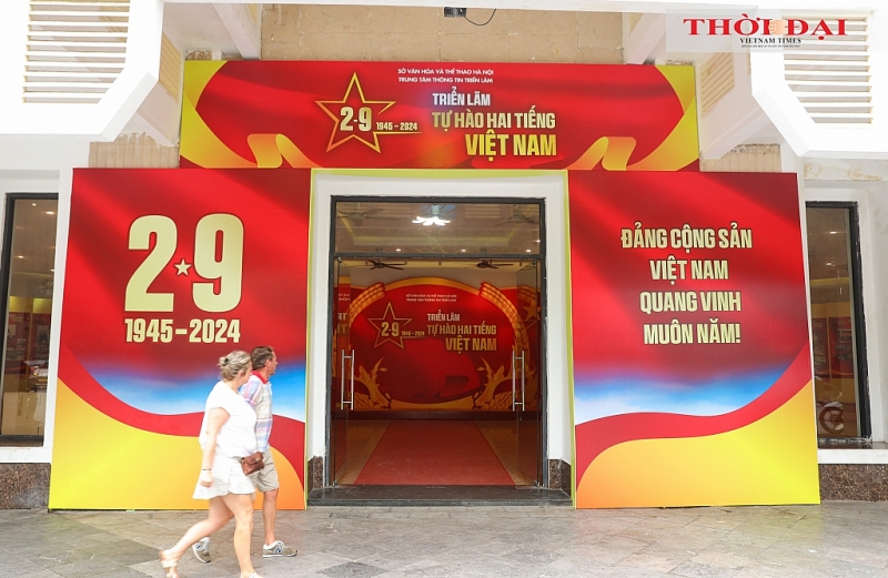 អបអរសាទរទិវាជាតិ៖ រាជធានីមានភាពស្រស់បំព្រងជាមួយនឹងទង់ជាតិ និងផ្កា