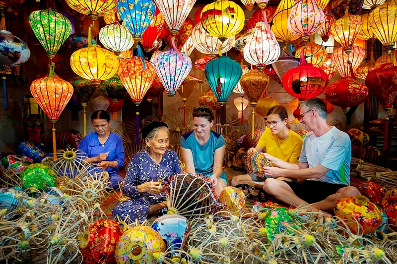 ផ្សព្វផ្សាយខ្លឹមសារភូមិសិប្បកម្មប្រពៃណីដល់ភ្ញៀវទេសចរអន្តរជាតិ (រូបថត៖ Phan Vu Trong) ផ្សព្វផ្សាយខ្លឹមសារភូមិសិប្បកម្មប្រពៃណីដល់ភ្ញៀវទេសចរអន្តរជាតិ (រូបថត៖ Phan Vu Trong)