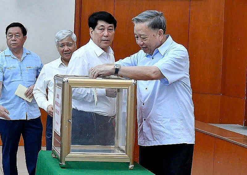 អគ្គលេខាបក្ស ប្រធានរដ្ឋ លោក តូ ឡឹម បានឧបត្ថម្ភដោយផ្ទាល់ដល់ប្រជាជនដែលរងការខូចខាតដោយព្យុះលេខ៣ នៅក្នុងពិធីបំផុសចលនា។ អគ្គលេខាបក្ស ប្រធានរដ្ឋ លោក តូ ឡឹម បានឧបត្ថម្ភដោយផ្ទាល់ដល់ប្រជាជនដែលរងការខូចខាតដោយព្យុះលេខ៣ នៅក្នុងពិធីបំផុសចលនា។