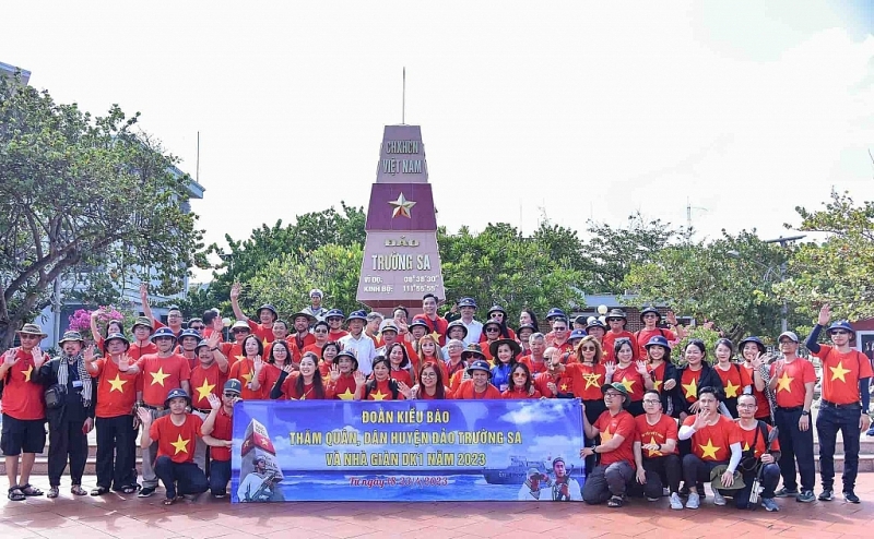 បានមកទស្សនានៅស្រុកកោះ Truong Sa និងផ្ទះរន្ទារ DK1 ជំរុំរដូវក្តៅវៀតណាម 