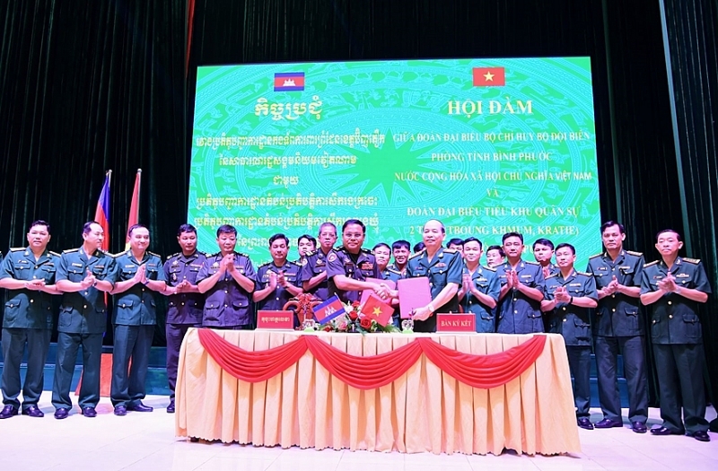 លោកវរសេនីយ៍ឯក Bui Xuan Thang នាយកនគរបាលខេត្ត Binh Phuoc និងលោកឧត្តមសេនីយ៍ទោ ចិន នី ស្នងការនៃស្នងការដ្ឋាននគរបាលខេត្តត្បូងឃ្មុំ ចុះហត្ថលេខាលើអនុស្សរណៈនៃកិច្ចសហប្រតិបត្តិការក្នុងការបង្ការ ទប់ស្កាត់ និងបង្ក្រាបបទល្មើសនៅតាមតំបន់ព្រំដែន