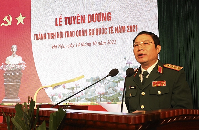 លោកឧត្តមសេនីយ៍ឯក Nguyen Tan Cuong ថ្លែងនៅក្នុងពិធីលើកសរសើរ។ 