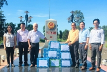 សម្ព័ន្ធអង្គការមិត្តភាពខេត្ត Gia Lai ជូនអំណោយដល់សិស្សដើមកំណើតវៀតណាមដែលមានស្ថានភាពលំបាកនៅខេត្តរតនគិរី