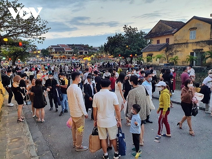   ភ្ញៀវទេសចរទៅទស្សនាទីក្រុងបុរាណ Hoi An ខេត្ត Quang Nam។ រូបថត៖ VOV  