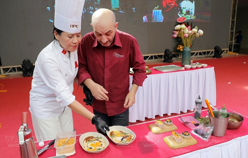 ក្រោយ​ពេល​ចម្អិន​ម្ហូប​រួច​ បង​ Hervé Rodriguez  បកស្រាយ​អំពី​គ្រឿង​ផ្សំ​ដូចជា​របៀប​ចម្អិន​ ជូន​ភ្ញៀវ​ក៏ដូចជា​ចុង​ភៅទាំងអស់​។​