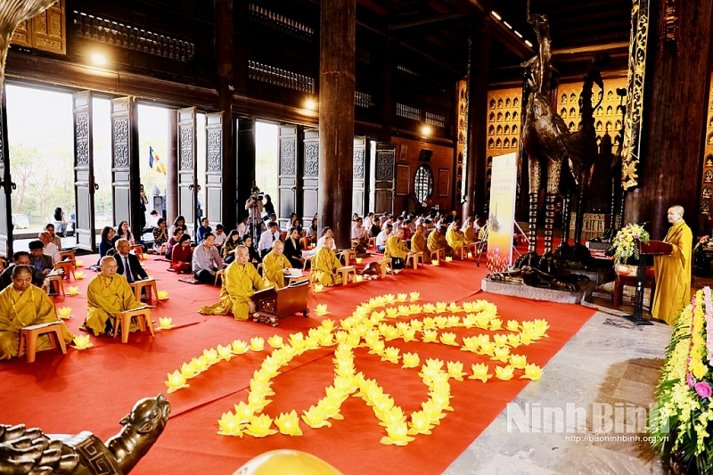ទិដ្ឋភាពនៅពិធីបួងសួងសុំក្ដីសុខសាន្តដល់ប្រទេសជាតិ ប្រជាជន និងសន្តិភាពពិភពលោក។ (រូបថត៖ កាសែត Ninh Binh) ទិដ្ឋភាពនៅពិធីបួងសួងសុំក្ដីសុខសាន្តដល់ប្រទេសជាតិ ប្រជាជន និងសន្តិភាពពិភពលោក។ (រូបថត៖ កាសែត Ninh Binh)