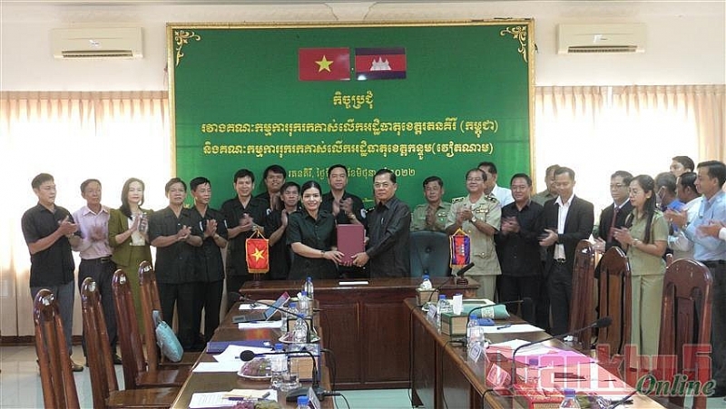 គណៈកម្មការជំនាញខេត្ត Kon Tum ឧបត្ថម្ភថវិកាចំនួន ៦៥០០ ដុល្លារអាមេរិក ជូនគណៈកម្មការជំនាញខេត្តរតនគិរី (រូបថត៖ baokontum.com.vn) គណៈកម្មការជំនាញខេត្ត Kon Tum ឧបត្ថម្ភថវិកាចំនួន ៦៥០០ ដុល្លារអាមេរិក ជូនគណៈកម្មការជំនាញខេត្តរតនគិរី (រូបថត៖ baokontum.com.vn)