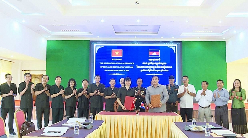 គណៈកម្មការជំនាញនៃខេត្តទាំង ២ គឺ Gia Lai និងព្រះវិហារ បានចុះហត្ថលេខាលើកំណត់ហេតុព្រមព្រៀង (រូបថត៖ thoidai.com.vn) គណៈកម្មការជំនាញនៃខេត្តទាំង ២ គឺ Gia Lai និងព្រះវិហារ បានចុះហត្ថលេខាលើកំណត់ហេតុព្រមព្រៀង (រូបថត៖ thoidai.com.vn)